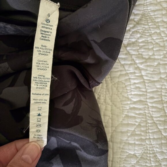 Lululemon 21" capri leggings in beautiful black on black floral pattern - Size 8 - Picture 3 of 3